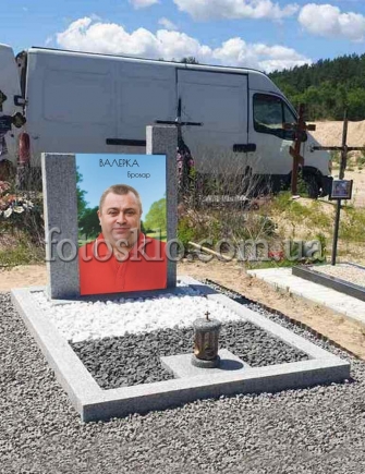 Памятник из серого гранита с фото под стеклом - Fotosklo
