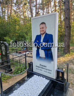 Памятник из белого камня с Девой Марией - FotosklO