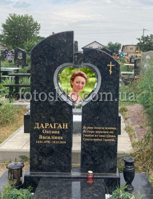 Памятник из гранита с сердцем