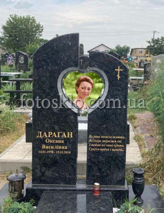 Памятник из гранита с сердцем