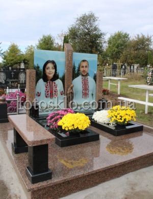 Пам&#039;ятник на двох із червоного граніту з фото під склом - FotosklO