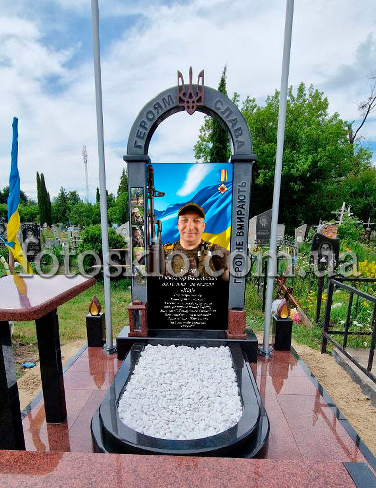 Пам'ятник військовому з фотосклом Пам'ятник військовому з фотосклом