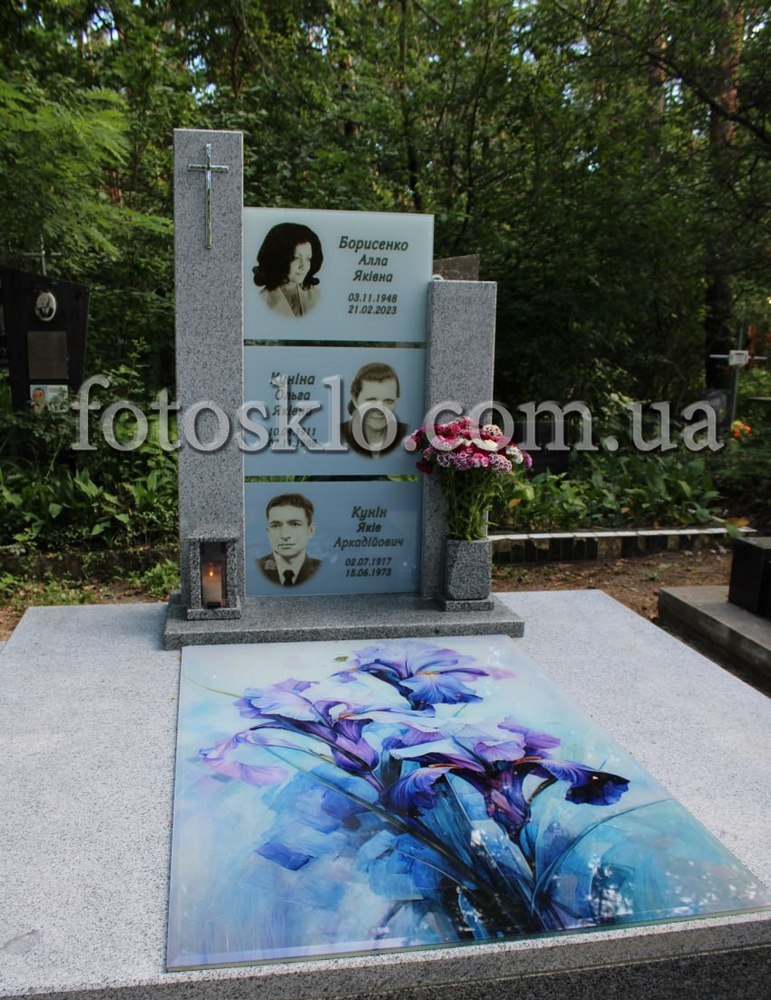Сімейний пам'ятник на трьох з фото у склі Сімейний пам'ятник на трьох з фото у склі
