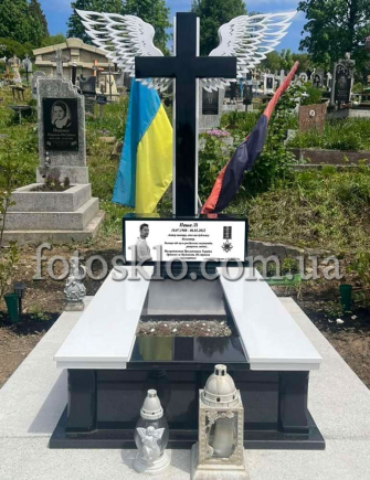 Памятник украинскому актеру Паша Ли с фото под стеклом - FotosklO